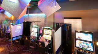 Der Autor einer Feldstudie fand in jedem zweiten Spielhallen-Betrieb verbotene Geräte. Teilweise wurde er bedroht.