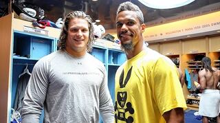 <p>Markus Kuhn (l.) und Teamkollege Domenik Hixon in der Giants-Kabine.</p>