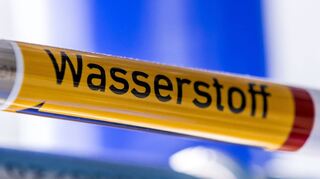 Eine mit der Aufschrift „Wasserstoff“ gekennzeichnete Rohrleitung in der Brennstoffzelle eines Wasserstoff-Kraftwerks. Mit fünf Projekten bewirbt sich Baden-Württemberg um Forschungsgelder vom Bund.