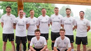 Im strömenden Regen stellte der FC 07 am Montagabend seine Neuzugänge vor: stehend, von links Trainer Andy Zehnbauer, Marcel Spengler, Janis Wiesener, Max Gebhardt, Hannes Schmidt, Marlon Allmann, Co-Trainer Mark Schneider; vorne v.l. Florian Baumgärtner, Dustin Koob.