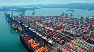 Zehn Prozent der chinesischen Exportwaren werden im Containerhafen Yantian nordöstlich von Hongkong verschifft.