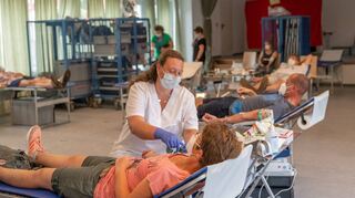 Die Blutspende-Aktion des DRK Lindenfels im Kolmbacher Dorfgemeinschaftshaus war gut besucht, fast alle der 80 Plätze waren belegt. Die Konserven werden nach dem langen Lockdown für Operationen und Notfallversorgung aber auch dringend benötigt.