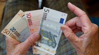 Geringverdiener, die mindestens 33 Jahre Beiträge eingezahlt haben, erhalten rückwirkend ab 1. Juli einen Grundrentenzuschlag.