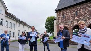 Die Aktion stellten gestern Monika Graf, Jürgen Krüpe, Timo Cyriax, Bürgermeister Schönung, Christiane Ludwig-Paul und Matthias Schimpf (v.r.) vor.