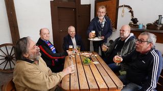 Im Hof des Beedenkirchener Gasthauses Zur Linde hat Bürgermeister Andreas Heun seine Tour durch die Lautertaler Gaststätten begonnen, bei der er das Gespräch mit den Einwohnern der Gemeinde suchen will. Für das Foto hat der Wirt seine Maske kurz abgenommen.