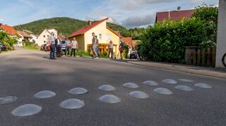 Der Ortsbeirat Elmshausen traf sich zu einem Ortstermin am Wingertsberg. Die „Kölner Teller“ auf dem Straßenbelagsollen der Temporeduzierung des Verkehrs dienen. Erschütterungen führen aber angeblich zu Rissen im Haus eines Anliegerehepaares.