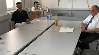 Birgit Friedrich und Hans-Peter Filz von der Eleonoren-Klinik gaben dem Bundestagsabgeordneten Michael Meister (CDU) Einblick in ihre Aufgaben während der Pandemie.