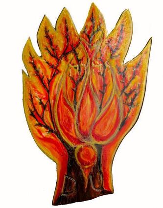 Gott spricht den Menschen mit einem „Du“ an und bezeichnet sich als „Ich bin für dich da“ – inmitten der Flammen in hebräischer Schrift dargestellt. Das Bild zeigt die Station „ Feuer“ des Franziskanischen Pilgerweges in Bensheim.