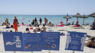 Touristen halten sich am Strand von Arenal in Palma de Mallorca auf. Aktuell ist die Balearen-Insel wieder Risikogebiet, es drohen weitere Beschränkungen.