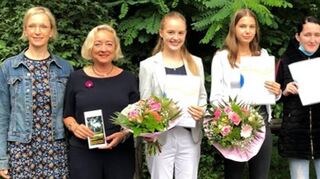 Der Club Soroptimist International Seeheim-Jugenheim würdigt mit dem Henny- Koch-Preis die erfolgreichsten Schülerinnen des Abschlussjahrgangs 2021 am Schuldorf Bergstraße. Unser Bild zeigt (v.l.) Katrin Faust (Coachin für die Henny Koch-Stipendiatinnen), Sibylle van de Ree (zweite Vizepräsidentin SI Seeheim-Jugenheim), Friederike Biederer (beste Abiturientin), Leoni Roth (beste Realschülerin), Berfin Grasmik (beste Absolventin mit qualifizierendem Hauptschulabschluss) sowie Gisela Dallhammer (Präsidentin SI Seeheim-Jugenheim).