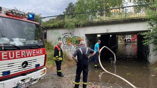 Ende Juni musste die Feuerwehr nach starkem Regen Keller, Tiefgaragen und Unterführungen auspumpen.