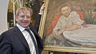 Die letzte Verleihung des Eysoldt-Preises fand im März 2019 statt – hier Preisträger André Jung mit einem Gemälde von Gertrud Eysoldt. Die Verleihung an Sandra Hüller steht wegen der Corona-Pandemie noch aus.