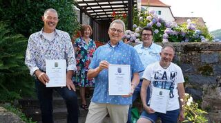 Reinhard Arnold, Jürgen Schnellbächer und Martin Schneider (erste Reihe, von links) nahmen die ersten Lindenfelser Umweltpreise entgegen. Zweite Reihe: Inge Morckel (FDP) und Bürgermeister Michael Helbig.