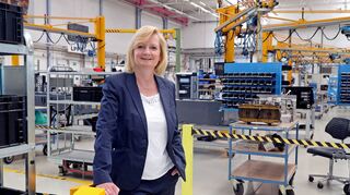 Karin Sautter im Mannheimer Alstom-Werk, das früher zu Bombardier gehörte. Sie kennt den Standort schon seit vielen Jahren.