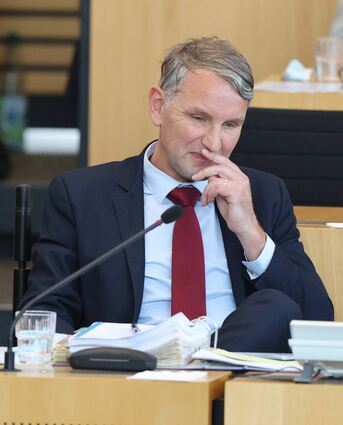 Björn Höcke, Fraktionschef der AfD im Thüringer Landtag, sitzt während der Abstimmung auf seinem Platz im Plenarsaal.