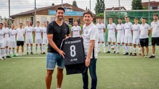 Umrahmt von der aktuellen Gruppenliga-Mannschaft verabschiedete der Sportliche Leiter des FC 07, Uli Albrecht, den seitherigen Trainer Elton da Costa.