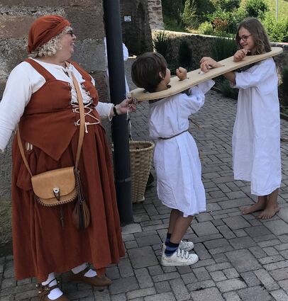 Ein Geschwisterpaar am Pranger: bei der Führung mit Brigitte Dieffenbach (links) hatten die Kinder viel Spaß.
