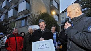 22 000 Unterschriften für den Erhalt der Luise nahm Bundestagsabgeordneter Michael Meister (CDU) auf einer Demonstration entgegen. Sein Parteifreund, Sozialminister Stefan Grüttner, hatte die Annahme zuvor verweigert.