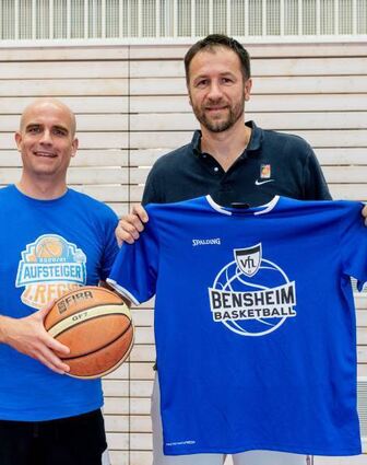 VfL-Teammanager Alexander Gebhardt (li.) begrüßt den neuen Trainer für das Regio-Team, Igor Starcevic.