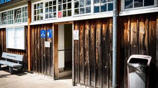 Da die Duschen im Freibad teilweise als „Toilette missbraucht“ wurden, hat sich die Stadt dazu entschlossen, vorübergehend die Türen der Kabinen zu entfernen.