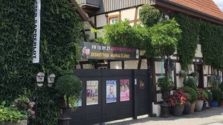 Noch ist die Tür zu und nur Plakate weisen auf künftige Veranstaltungen hin. Ab Ende August aber legt das Theater Sapperlot wieder los, zunächst am Kloster. Ab Mitte September hebt sich auch im Haus in der Stiftstraße (Bild) der Vorhang wieder.