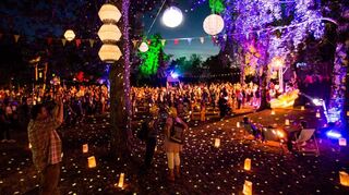Illuminierte Bäume, Lampions und Lichtertüten sorgen abends auf dem „Phungo“-Austragungsgelände in Pfungstadt für Stimmung.
