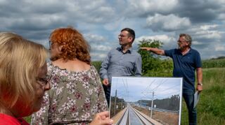 Die örtlichen Gegebenheiten mit Bildern bestehender Bahntrassen vergleichen konnten die Teilnehmer bei einem Ortstermin, zu dem die Einhäuser Sozialdemokraten unter anderem den SPD-Bundestagskandidaten Sven Wingerter (2.v.r.) eingeladen hatte. Reimund Strauch (r.) erläuterte den aktuellen Sachstand.