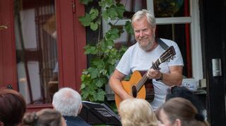 Ein Lagerfeuerkonzert bildete den Abschluss von Rainer Schefflers Ausstellung im Elmshäuser Nibelungen-Kunstpalast.