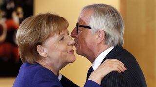 Zwei konservative Politiker, die sich sehr lange kennen, gut verstehen und fest vertrauen: die deutsche Bundeskanzlerin Angela Merkel und der ehemalige Präsident der Europäischen Kommission, Jean-Claude Juncker.