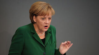 05.05.2010, Berlin: Bundeskanzlerin Angela Merkel (CDU) gibt eine Regierungserklärung zur Griechenland-Hilfe im Bundestag ab.