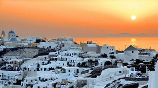 Der Sonnenuntergang in Oia wird gefeiert, wann immer die Natur ihn auf den Spielplan hebt.
