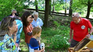 Imker Peter Hornung erzählte nicht nur Wissenswertes über Bienen, sondern beantwortete auch viele Fragen.