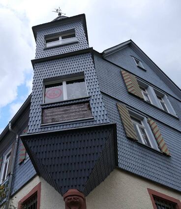 Wilhelm Baur hatte das Lindenfelser Pfarrhaus als Alterssitz gekauft. Mittlerweile gehört es der Stadt und beherbergt eine Ausstellung über seine Familie.