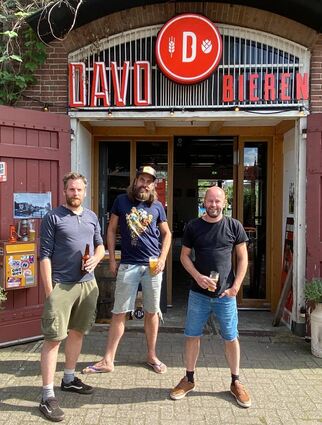 Jos Schmitz, Marijn Kroon und Arnoud Pijpker (v.l.) betreiben in Deventer die Brauerei DAVO. Sie finanzierten sie über Crowdfunding.