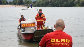 Überwachen und retten: Die DLRG ist ein wichtiger Baustein im Sicherheitsnetz im Kreis. Unser Archivbild zeigt die Suche nach einer vermissten Person im nicht bewachten Teil des Bensheimer Badesees.