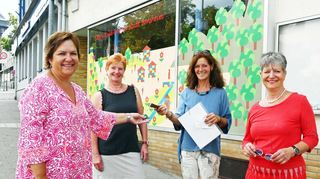 Das Familienzentrum übernimmt den städtischen Eltern-Kind-Treff. Unser Bild zeigt (v.l.) Vorsitzende Birgt Siefert, Hebamme Angelika Schuhmann, Frauenbeauftragte Marion Vatter und Bürgermeisterin Christine Klein.