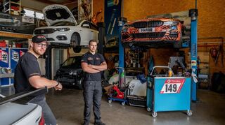 Florian Quante (l.) mit seinem Cousin und Angestellten Janis Müglich in der Werkstatt in Zwingenberg.