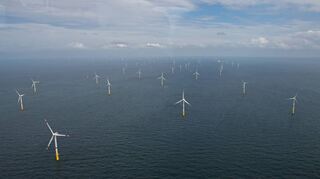 Windräder bis zum Horizont stehen in diesem Off-Shore-Park in der Nordsee. Hier wird Strom im Überfluss produziert.