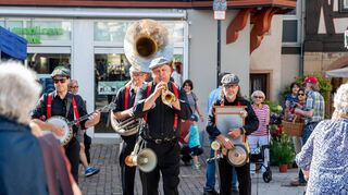 Die Marching-Band „Dixie Heroes“ sorgte am Samstag in der Bensheimer Fußgängerzone für Stimmung und bekam viel Beifall von den Passanten.