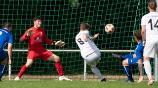 Janis Wiesener verpasst mit diesem Schuss kurz vor der Pause die große Chance zum 2:0 für den FC 07 Bensheim – der Ball geht über das Tor.