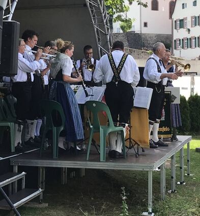 Die Trachtenkapelle Lindenfels musizierte auf der Kirchwiese zu Abschluss des Lindenfels-Festivals.