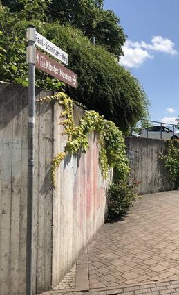 Im öffentlichen Raum erinnert der Paul-Schnitzer-Weg an den Ehrenbürger. Er führt zum Museumszentrum.