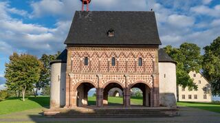 Heute ist die Königshalle gepflegt und einladend, das Schmuckstück ist von großzügigem Grün umgeben und die Weltkulturerbestätte und seine Umgebung sind geschützt. Jahrelang allerdings bot das Kapellchen einen wenig attraktiven Anblick, die Hauptverkehrsstraße, auf der auch Schwerlastverkehr unterwegs war, führte in unmittelbarer Nähe des 1250 Jahre alten Bauwerks vorbei.