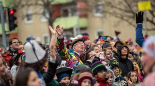 Begeisterte Fastnachter beim Umzug in Heppenheim: Kann das in Corona-Zeiten funktionieren?