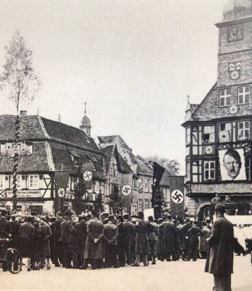 Mitte der 1930er Jahre gab es auch in Lorsch eine nationalsozialistische Maikundgebung und Straßen hießen „Adolf-Hitler-Straße“ oder „Straße der SA“, nachzulesen im Buch „Lorsch im 20. Jahrhundert“.