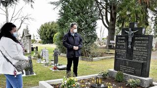 Auf dem Lorscher Friedhof ist der Ehrenbürger Pfarrer Heinstadt beigesetzt. Der Grabstein erinnert auch an seine Schwester Elisabeth.