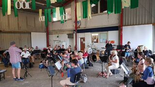 Musikcorps-Probe im August 2021 unter Wahrung von Abständen in der Halle des VzEdT. Am morgigen Sonntag tritt das Einhäuser Orchester ab 11 Uhr beim Frühschoppen auf dem Hallenbad-Vorplatz auf.