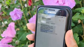 Die SMS scheint eindeutig: „Sie haben eine neue Voicemail erhalten.“ Wer auf den mitgeschickten Link klickt, tappt in eine Falle.