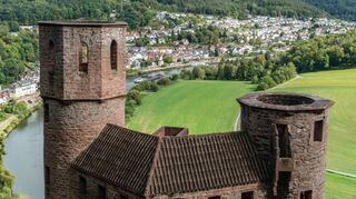 Burg Schadeck, eine der vier Burgen von Neckarsteinach, mit Blick auf das romantische Städtchen am Fluss.