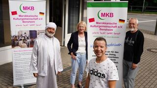 Die marokkanische Kulturgemeinschaft ist seit acht Jahren Ansprechpartner für alle Menschen und Nationalitäten. Unser Bild zeigt (v.l.) Habyana Abdul, Yvonne Dankwerth, Mostafa Ben-Et-Taleb und Manfred Forell.